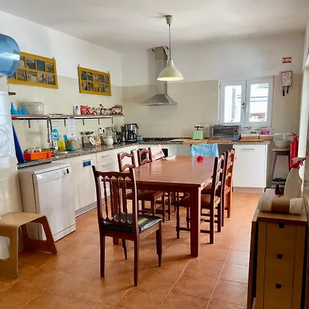 אכסניה Native Surfhouse